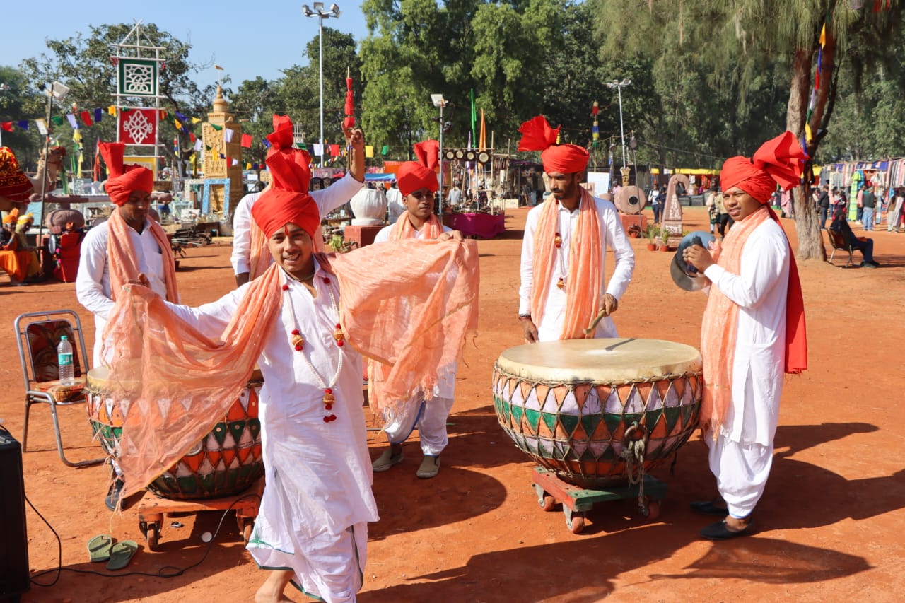 A cultural ‘dhamaal’ at Kalagram marks Day 8 