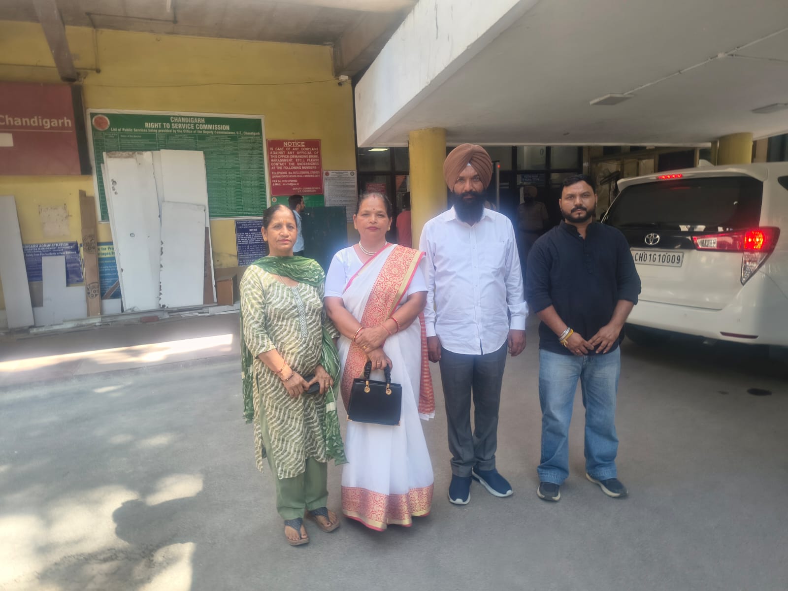 रामदरबार की समस्याओं को लेकर पूर्व मेयर कमलेश बनारसी दास के नेतृत्व में प्रतिनिधिमंडल डीसी चंडीगढ़ से मिला