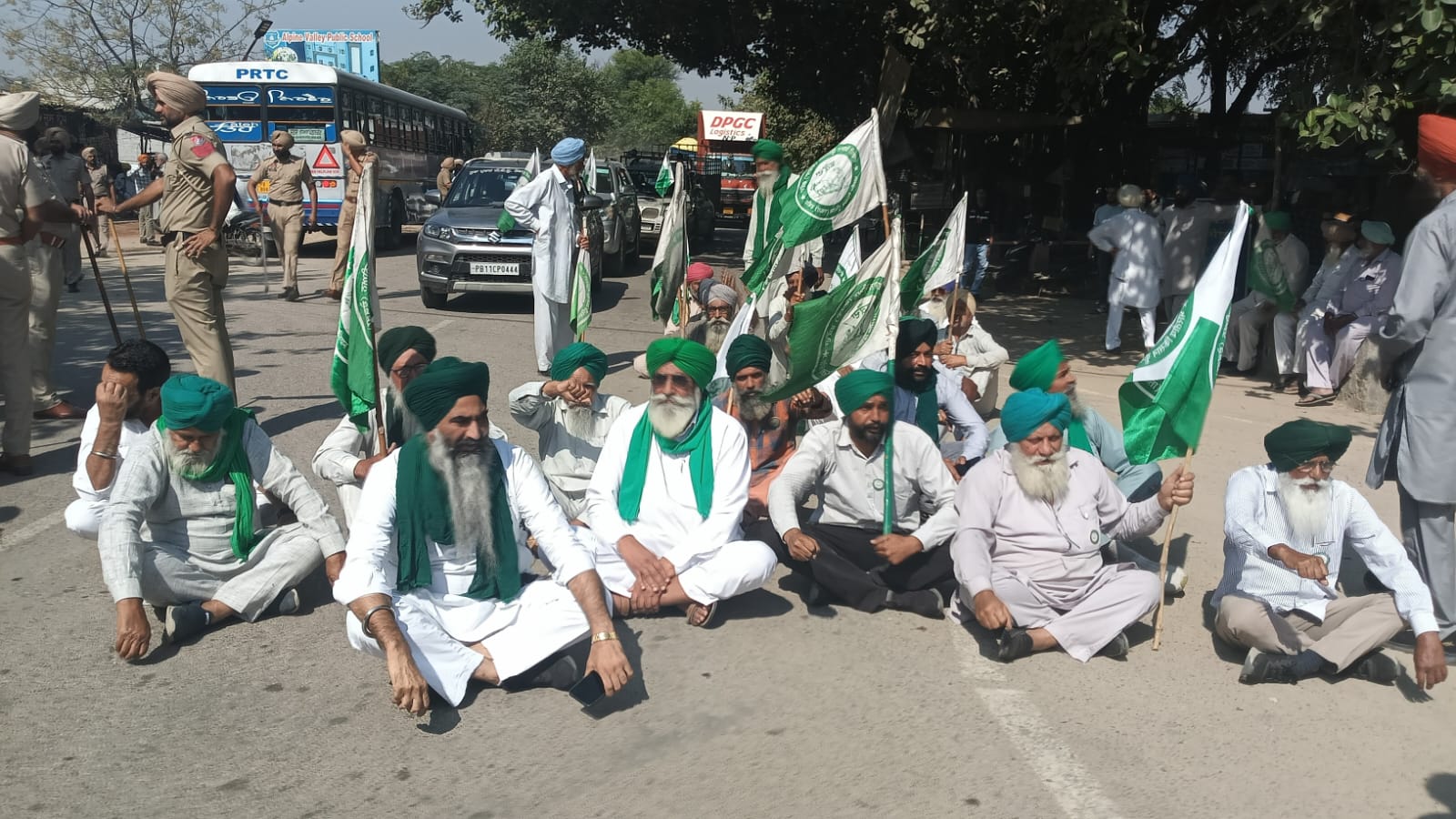 ਮਾਨਸਾ ਧਰਨੇ ’ਚ ਜਾ ਰਹੇ ਕਿਸਾਨ ਆਗੂਆਂ ਨਾਲ ਧੱਕਾ-ਮੁੱਕੀ, ਪੁਲਿਸ ਨਾਕੇ ਤੋੜ ਕੇ ਪਹੁੰਚੇ ਮੋਰਚੇ ’ਚ