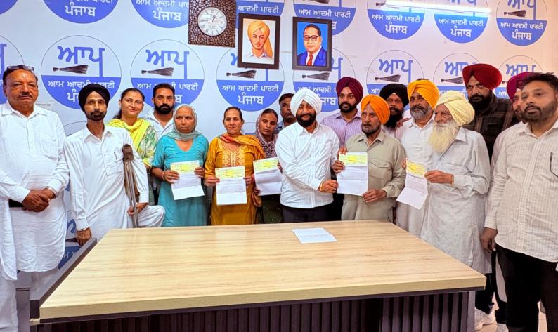 ਕੱਚੇ ਘਰਾਂ ਲਈ Housing Assistance: Kulwant Singh ਨੇ 5 ਲਾਭਪਾਤਰੀਆਂ ਨੂੰ 2-2 ਲੱਖ ਦੇ ਚੈੱਕ ਦਿੱਤੇ